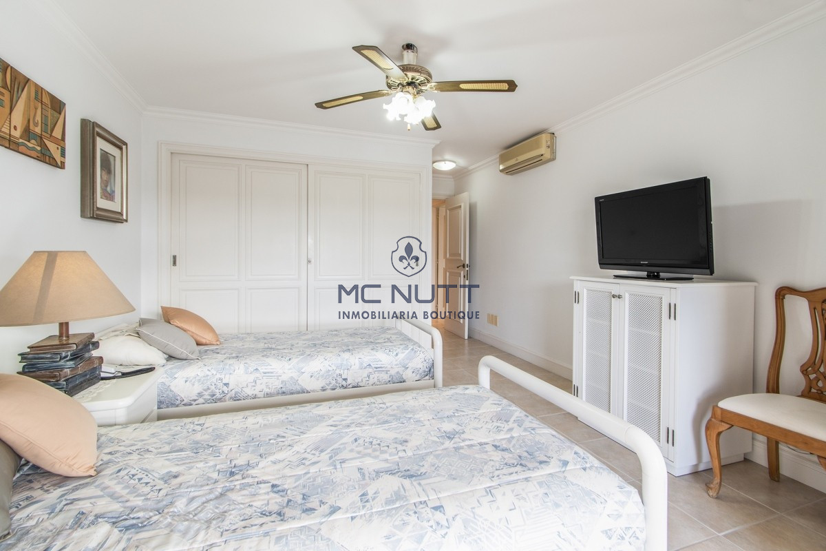 Apartamento Ref.524/ - Penthouse sobre Playa Mansa, 4 Dormitorios y Parrillero en Venta - Punta del Este