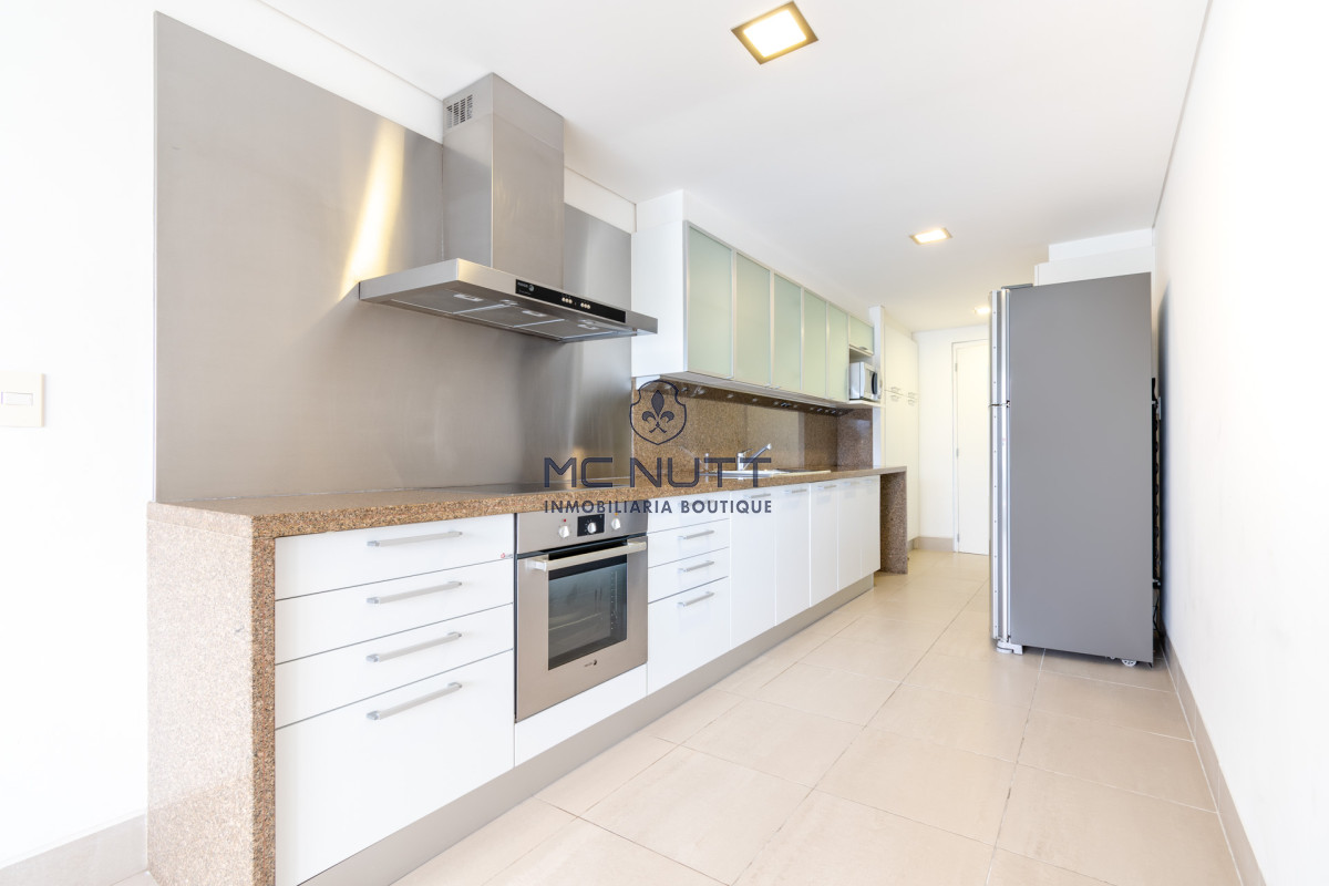 Apartamento Ref.531/ - Venta y alquiler de departamento con tres dormitorios mas dependencia de servicio en torre Le Parc playa Brava, Punta del Este