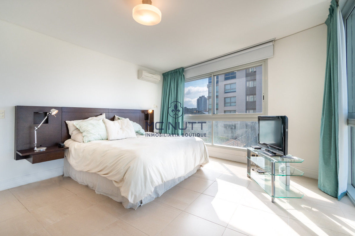 Apartamento Ref.531/ - Venta y alquiler de departamento con tres dormitorios mas dependencia de servicio en torre Le Parc playa Brava, Punta del Este