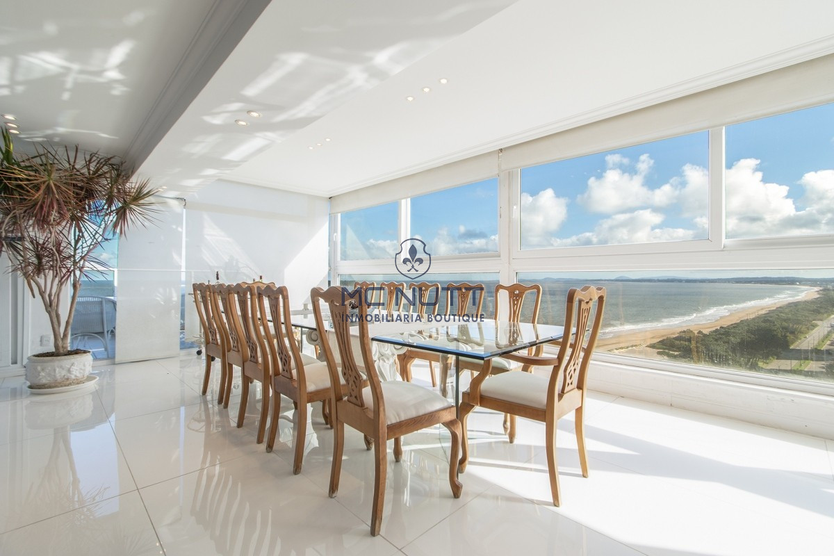 Apartamento Ref.524/ - Penthouse sobre Playa Mansa, 4 Dormitorios y Parrillero en Venta - Punta del Este