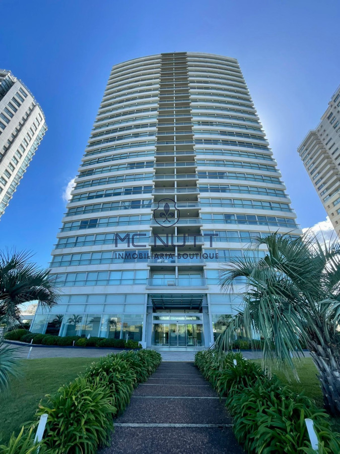 Apartamento Ref.417/ - Oportunidad en Venta y Alquiler temporal de maravilloso departamento esquinero en Torre Le Parc, Playa Brava, Punta del Este