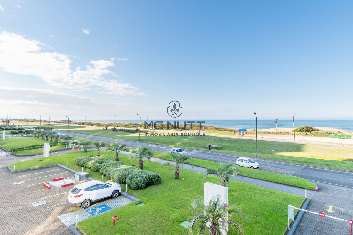 Apartamento Ref.531/ - Venta y alquiler de departamento con tres dormitorios mas dependencia de servicio en torre Le Parc playa Brava, Punta del Este