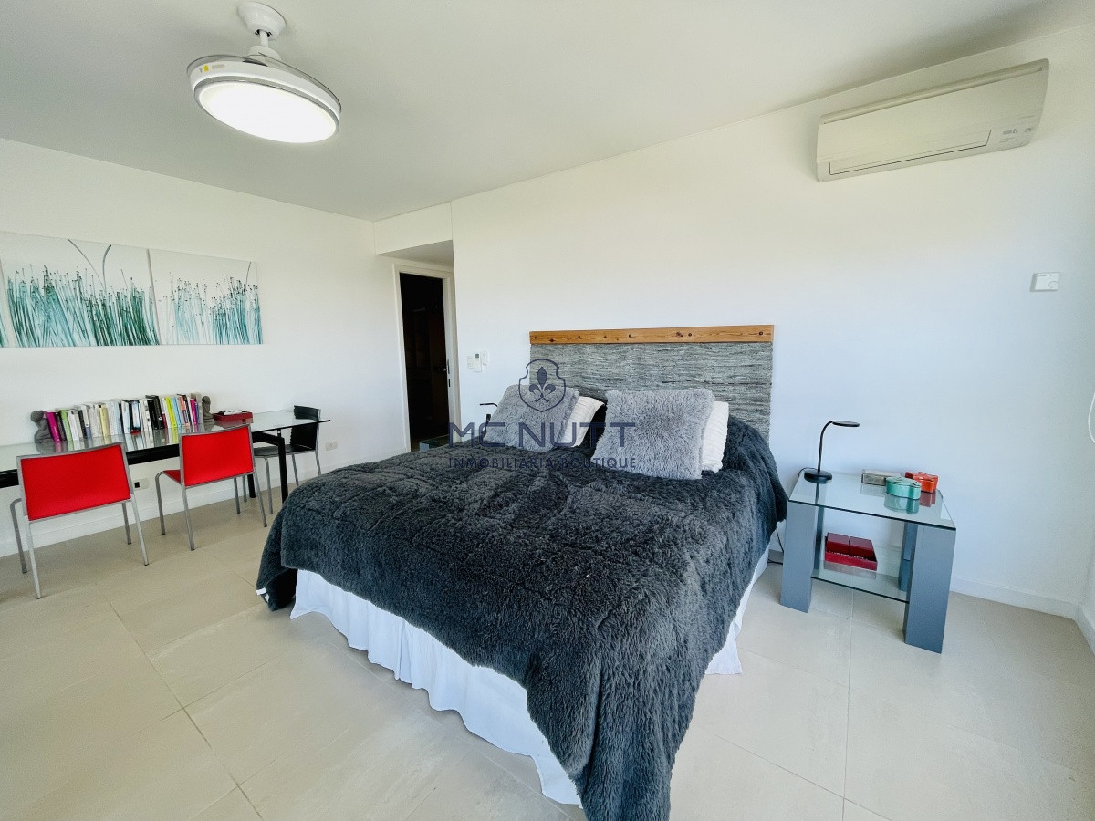 Apartamento Ref.539/ - Venta y alquiler de departamento esquinero de tres dormitorios mas dependencia de servicio, Torre LE PARC, playa Brava. Punta del Este