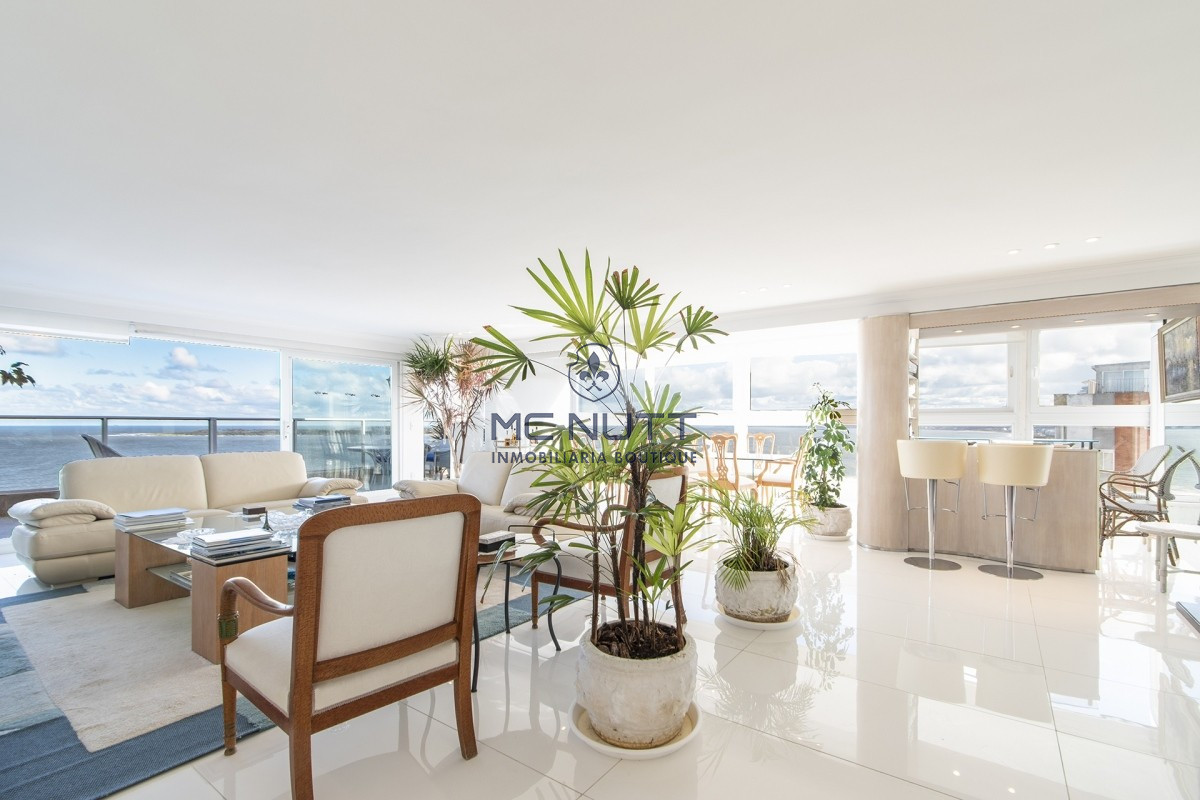Apartamento Ref.524/ - Penthouse sobre Playa Mansa, 4 Dormitorios y Parrillero en Venta - Punta del Este