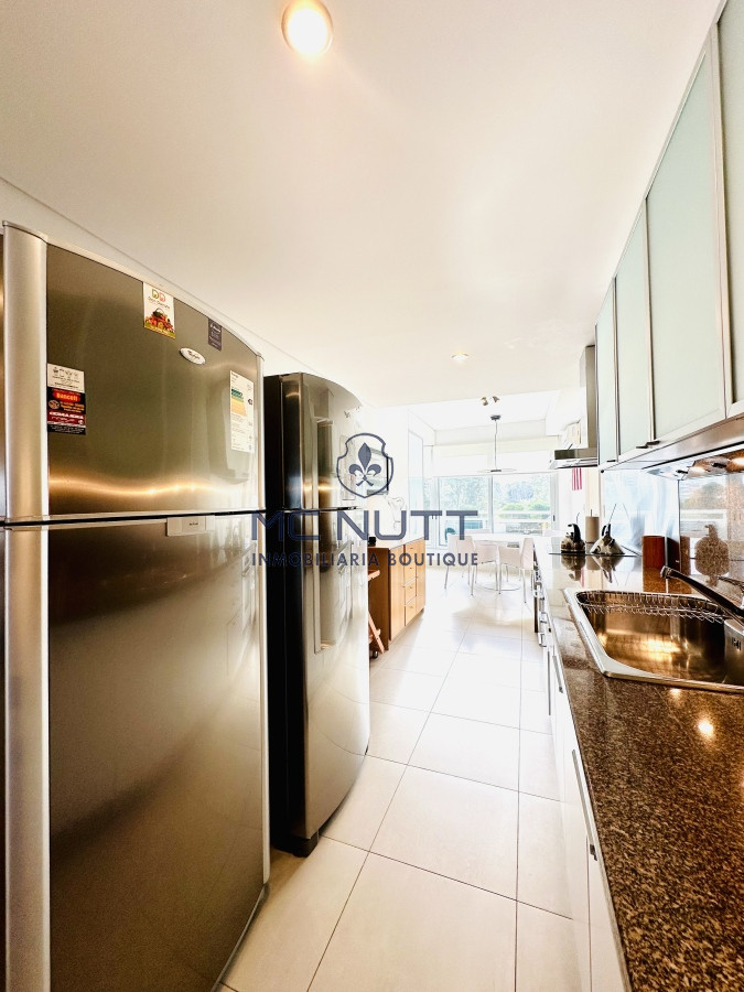 Apartamento Ref.417/ - Oportunidad en Venta y Alquiler temporal de maravilloso departamento esquinero en Torre Le Parc, Playa Brava, Punta del Este