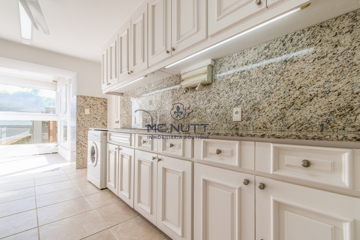 Apartamento Ref.524/ - Penthouse sobre Playa Mansa, 4 Dormitorios y Parrillero en Venta - Punta del Este