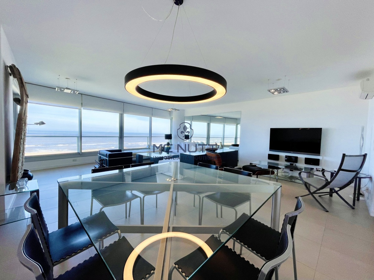 Apartamento Ref.539/ - Venta y alquiler de departamento esquinero de tres dormitorios mas dependencia de servicio, Torre LE PARC, playa Brava. Punta del Este