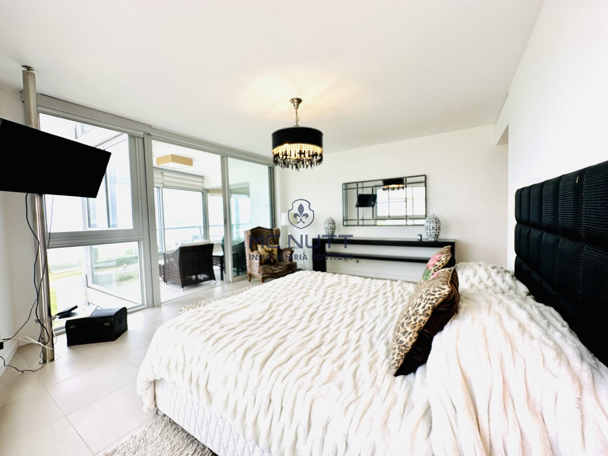 Apartamento Ref.417/ - Oportunidad en Venta y Alquiler temporal de maravilloso departamento esquinero en Torre Le Parc, Playa Brava, Punta del Este