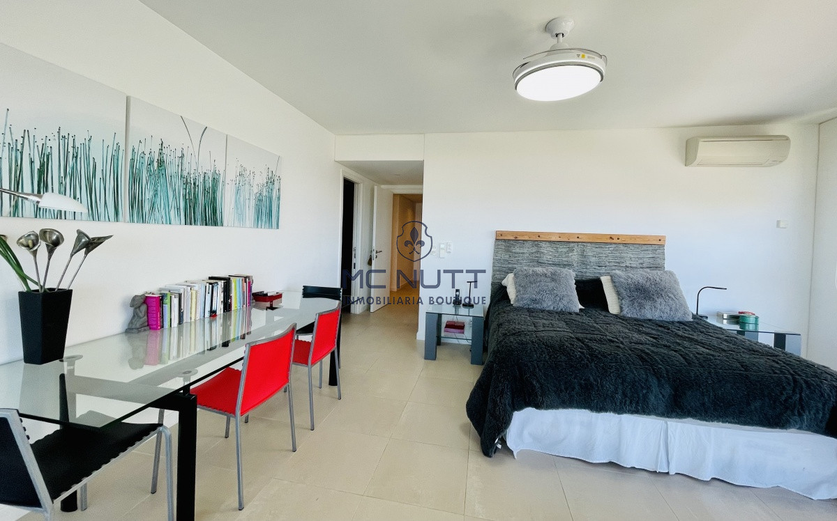 Apartamento Ref.539/ - Venta y alquiler de departamento esquinero de tres dormitorios mas dependencia de servicio, Torre LE PARC, playa Brava. Punta del Este