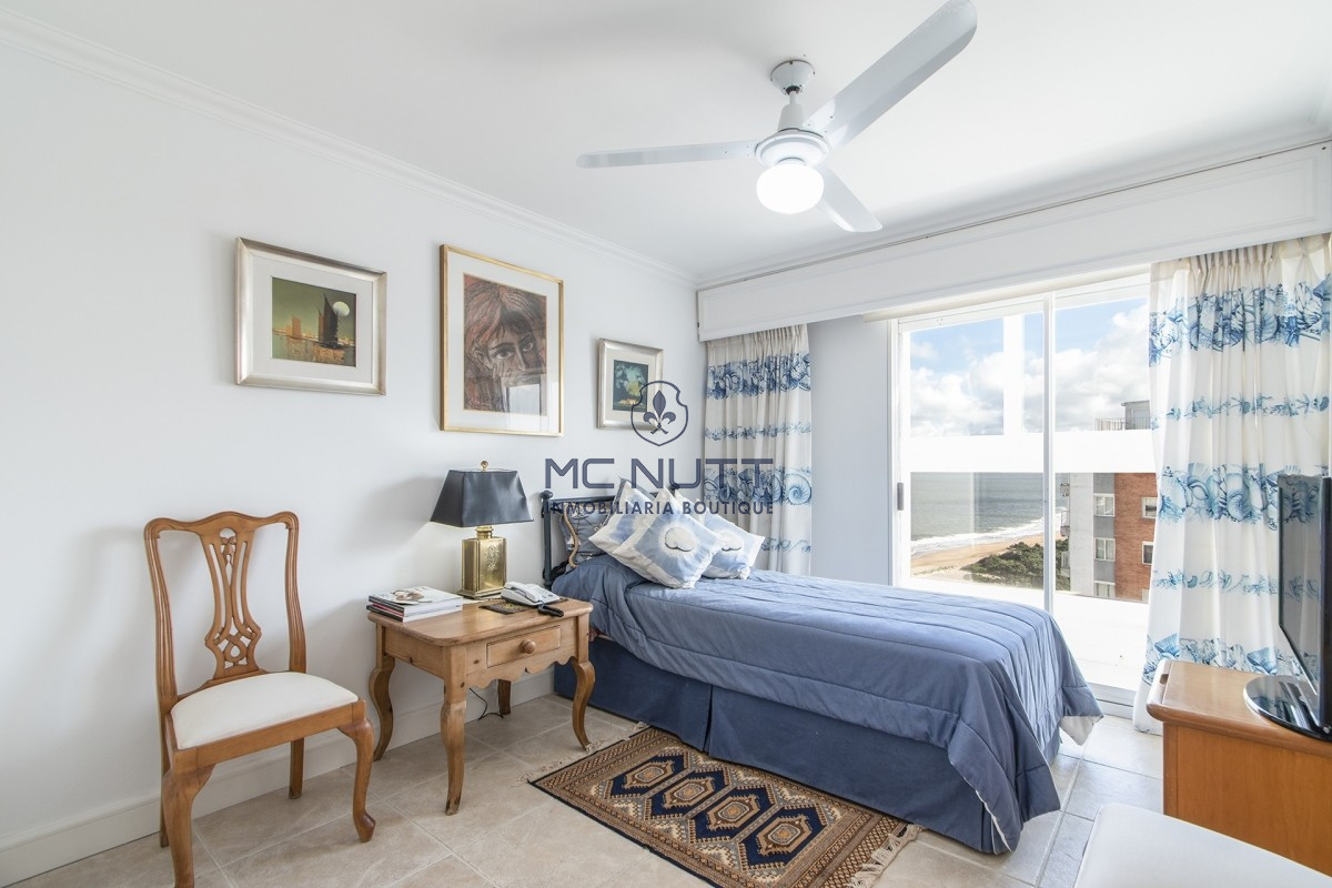 Apartamento Ref.524/ - Penthouse sobre Playa Mansa, 4 Dormitorios y Parrillero en Venta - Punta del Este
