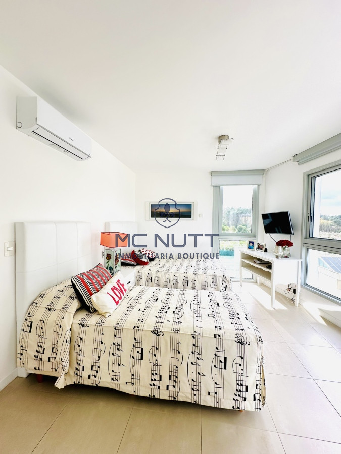 Apartamento Ref.417/ - Oportunidad en Venta y Alquiler temporal de maravilloso departamento esquinero en Torre Le Parc, Playa Brava, Punta del Este