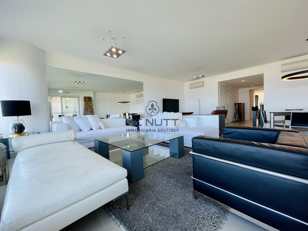 Apartamento Ref.539/ - Venta y alquiler de departamento esquinero de tres dormitorios mas dependencia de servicio, Torre LE PARC, playa Brava. Punta del Este
