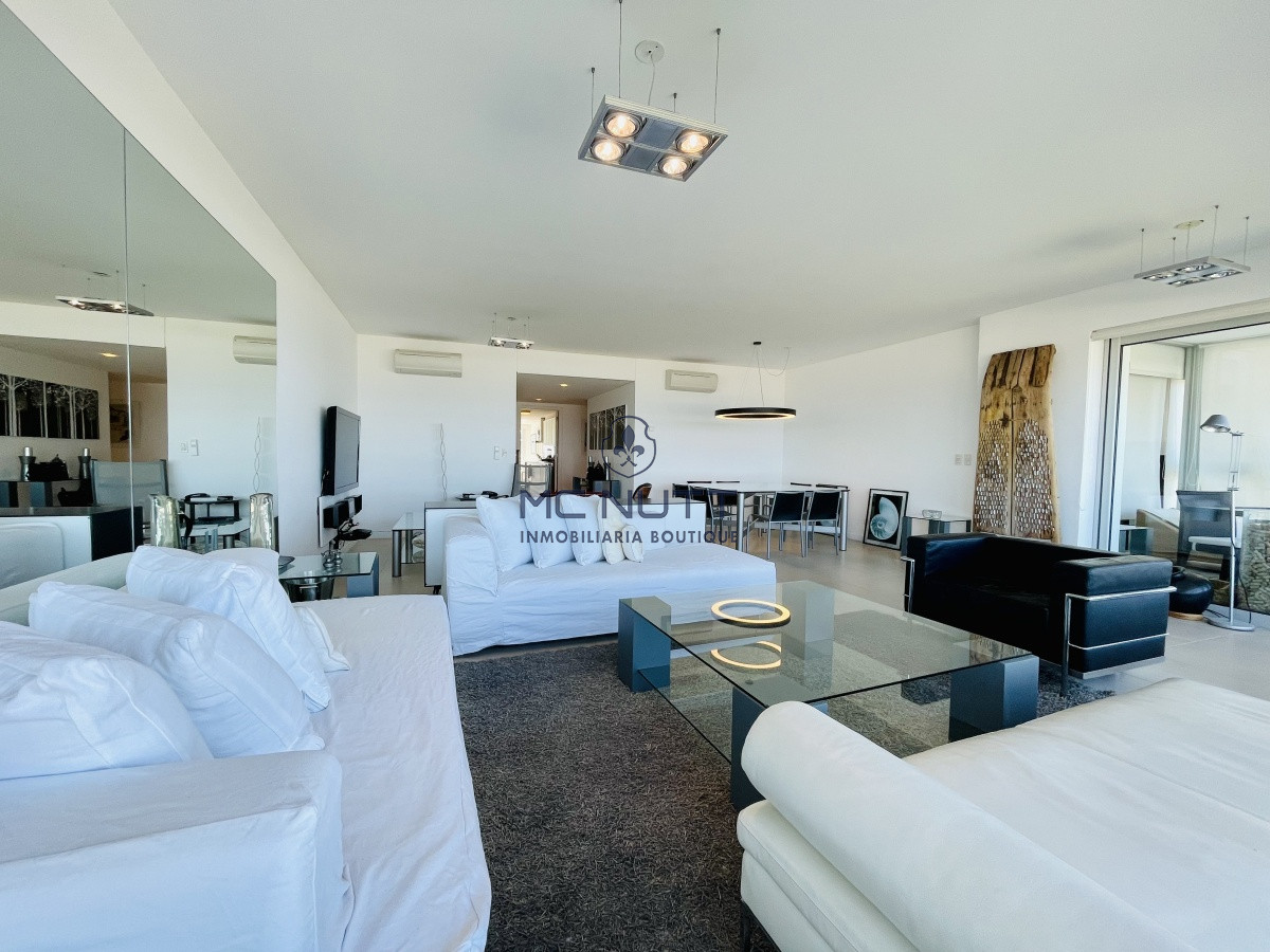 Apartamento Ref.539/ - Venta y alquiler de departamento esquinero de tres dormitorios mas dependencia de servicio, Torre LE PARC, playa Brava. Punta del Este