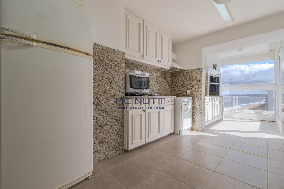 Apartamento Ref.524/ - Penthouse sobre Playa Mansa, 4 Dormitorios y Parrillero en Venta - Punta del Este