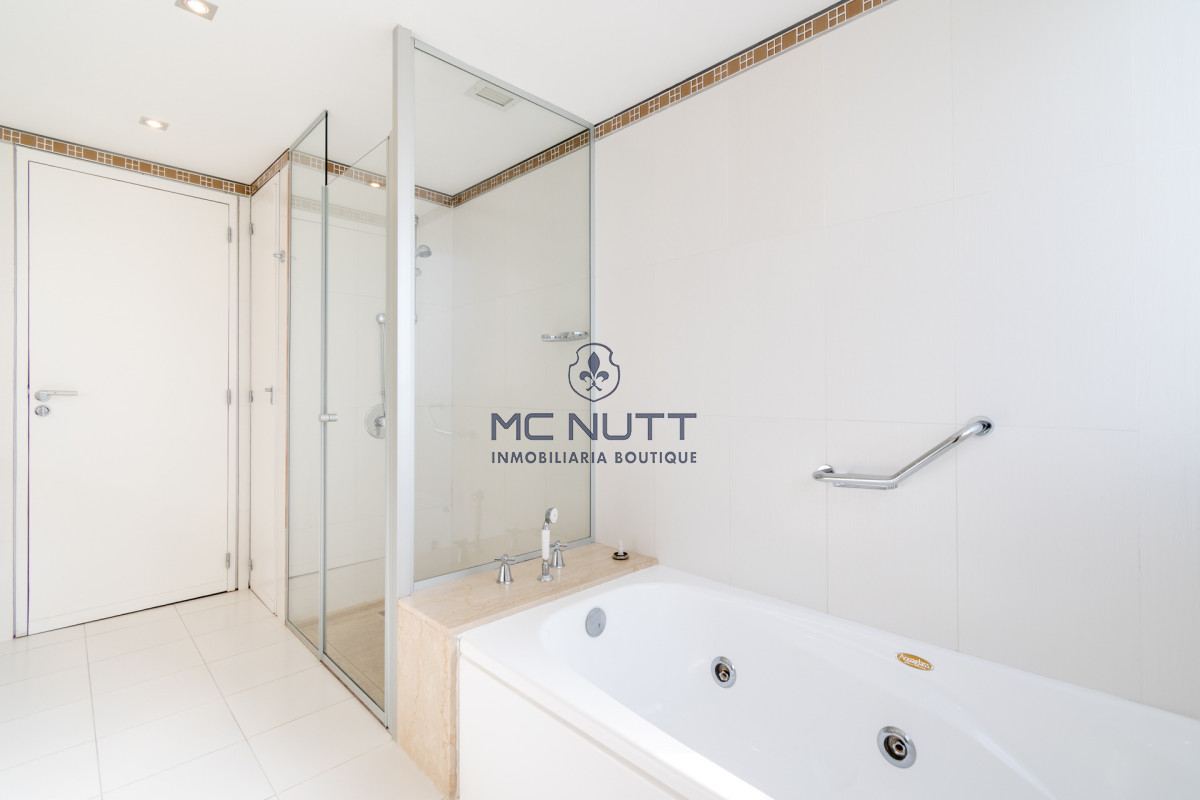 Apartamento Ref.531/ - Venta y alquiler de departamento con tres dormitorios mas dependencia de servicio en torre Le Parc playa Brava, Punta del Este