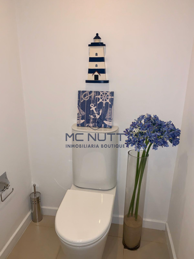 Apartamento Ref.539/ - Venta y alquiler de departamento esquinero de tres dormitorios mas dependencia de servicio, Torre LE PARC, playa Brava. Punta del Este