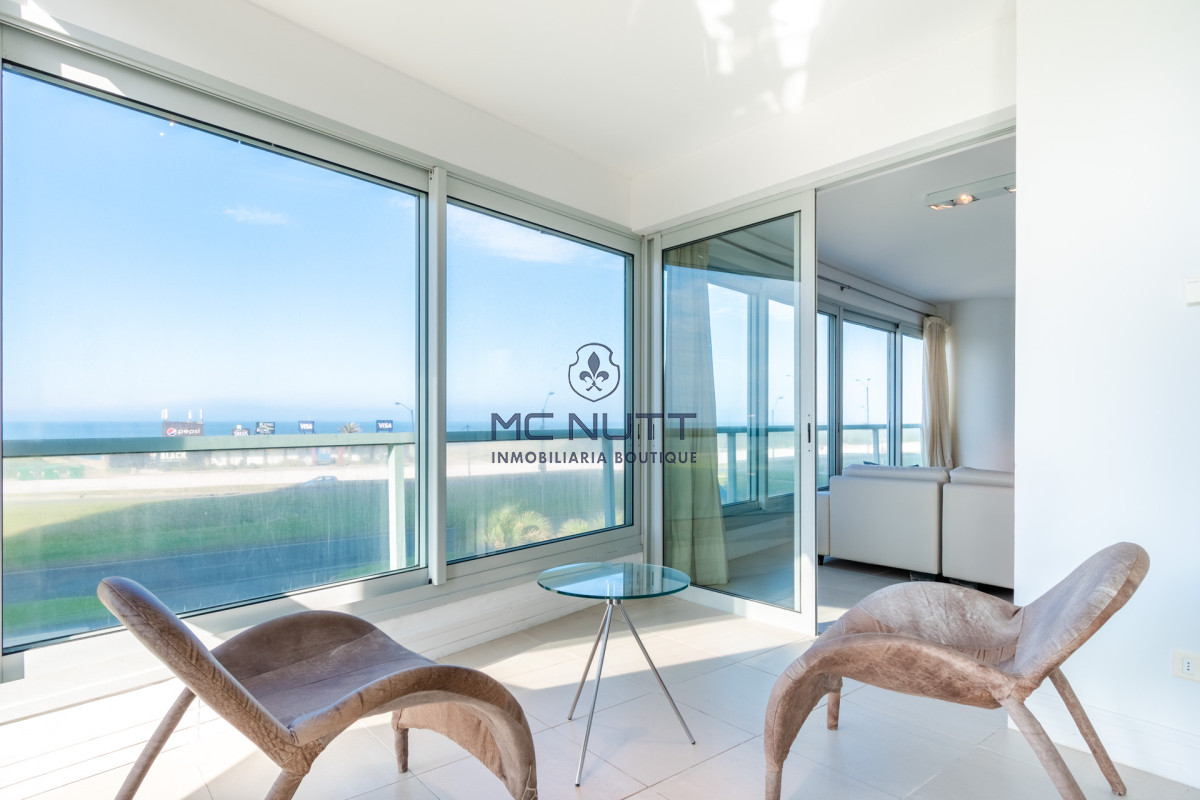 Apartamento Ref.531/ - Venta y alquiler de departamento con tres dormitorios mas dependencia de servicio en torre Le Parc playa Brava, Punta del Este