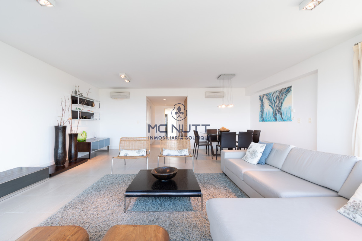 Apartamento Ref.531/ - Venta y alquiler de departamento con tres dormitorios mas dependencia de servicio en torre Le Parc playa Brava, Punta del Este