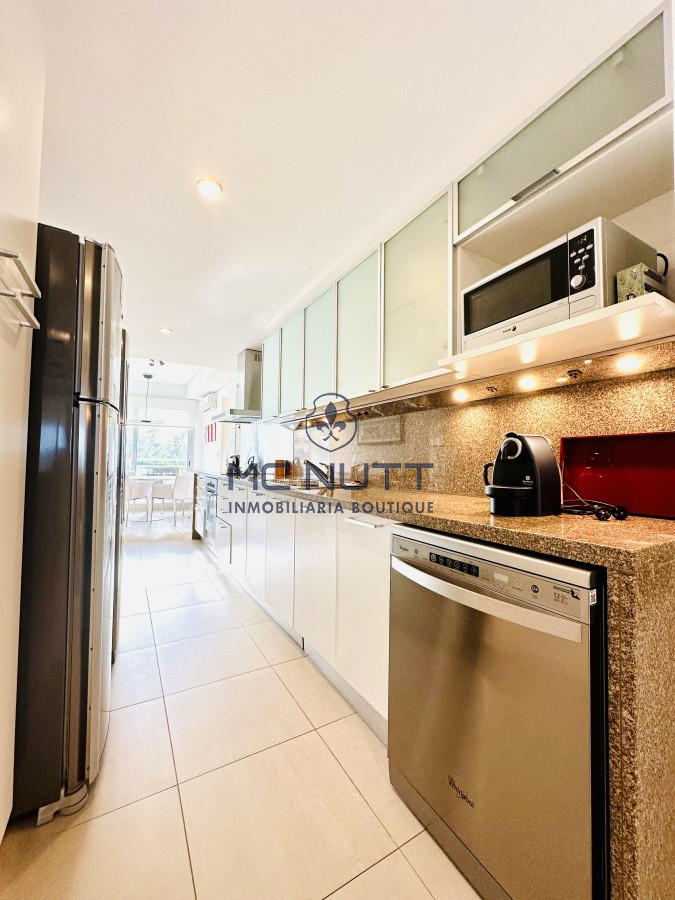 Apartamento Ref.417/ - Oportunidad en Venta y Alquiler temporal de maravilloso departamento esquinero en Torre Le Parc, Playa Brava, Punta del Este