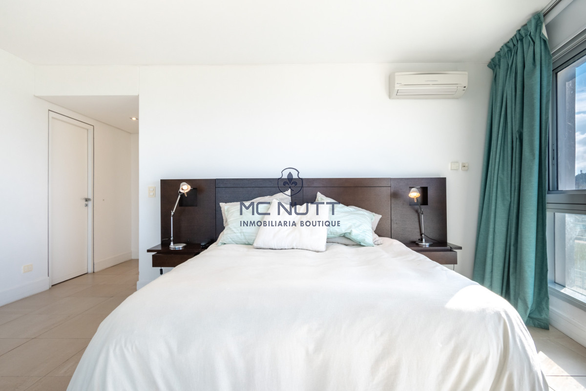 Apartamento Ref.531/ - Venta y alquiler de departamento con tres dormitorios mas dependencia de servicio en torre Le Parc playa Brava, Punta del Este