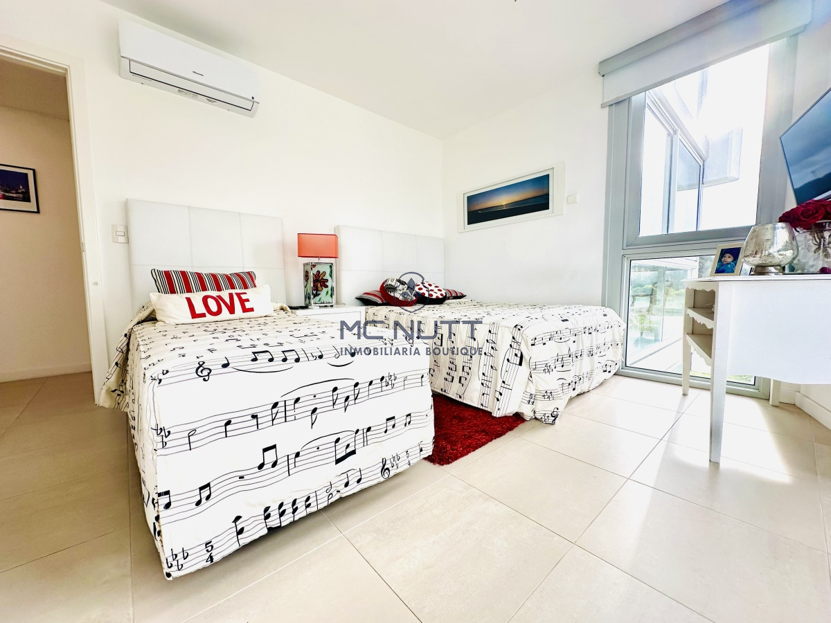 Apartamento Ref.417/ - Oportunidad en Venta y Alquiler temporal de maravilloso departamento esquinero en Torre Le Parc, Playa Brava, Punta del Este