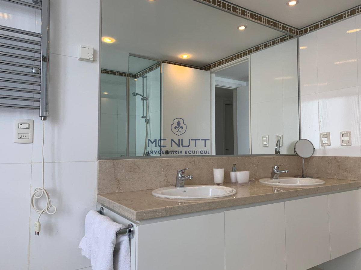 Apartamento Ref.539/ - Venta y alquiler de departamento esquinero de tres dormitorios mas dependencia de servicio, Torre LE PARC, playa Brava. Punta del Este