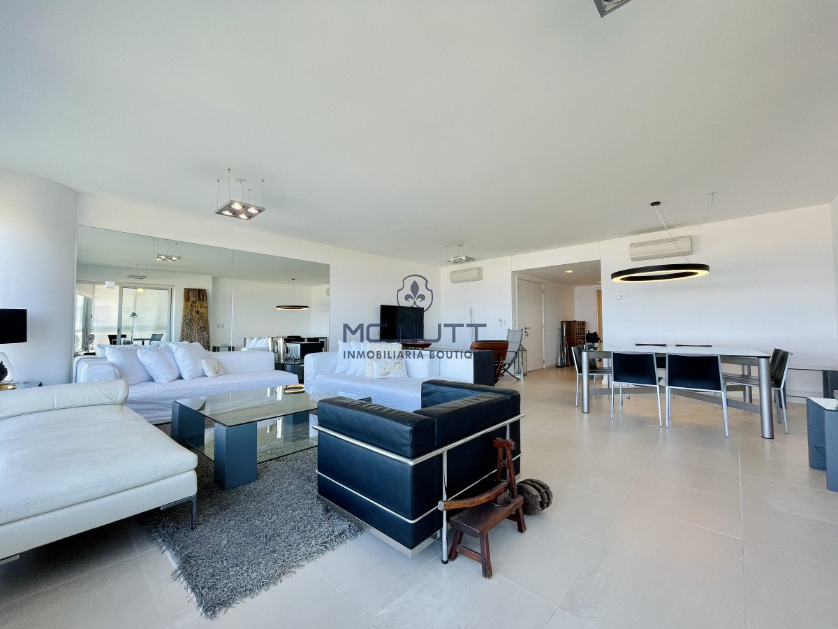 Apartamento Ref.539/ - Venta y alquiler de departamento esquinero de tres dormitorios mas dependencia de servicio, Torre LE PARC, playa Brava. Punta del Este