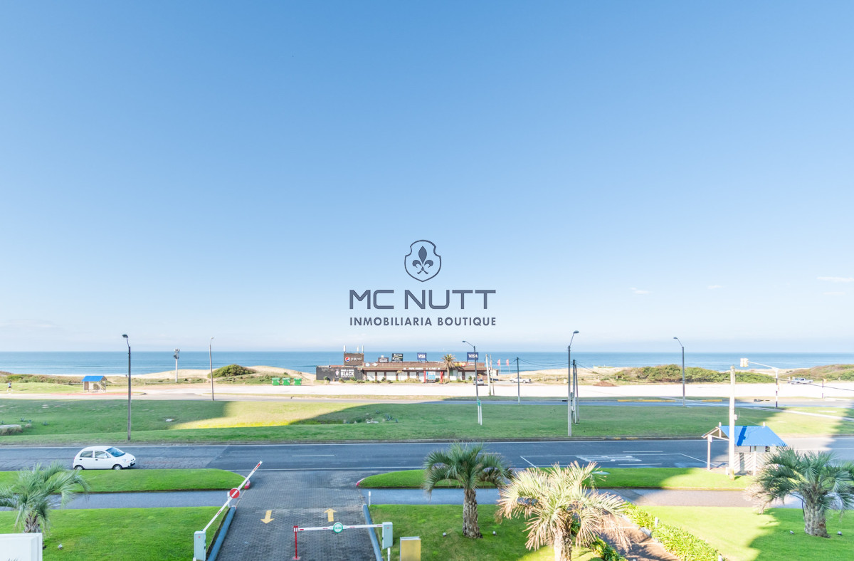 Apartamento Ref.531/ - Venta y alquiler de departamento con tres dormitorios mas dependencia de servicio en torre Le Parc playa Brava, Punta del Este