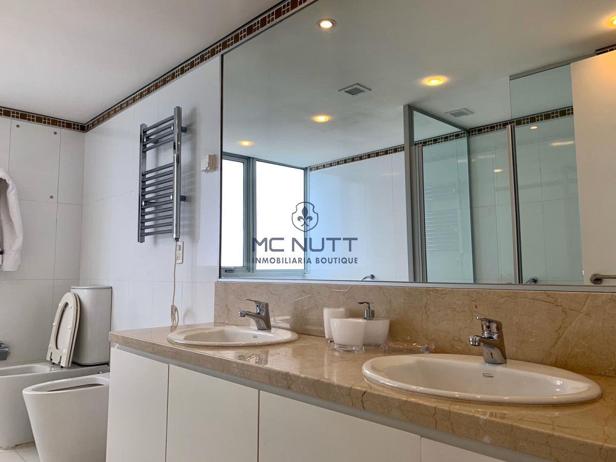 Apartamento Ref.539/ - Venta y alquiler de departamento esquinero de tres dormitorios mas dependencia de servicio, Torre LE PARC, playa Brava. Punta del Este
