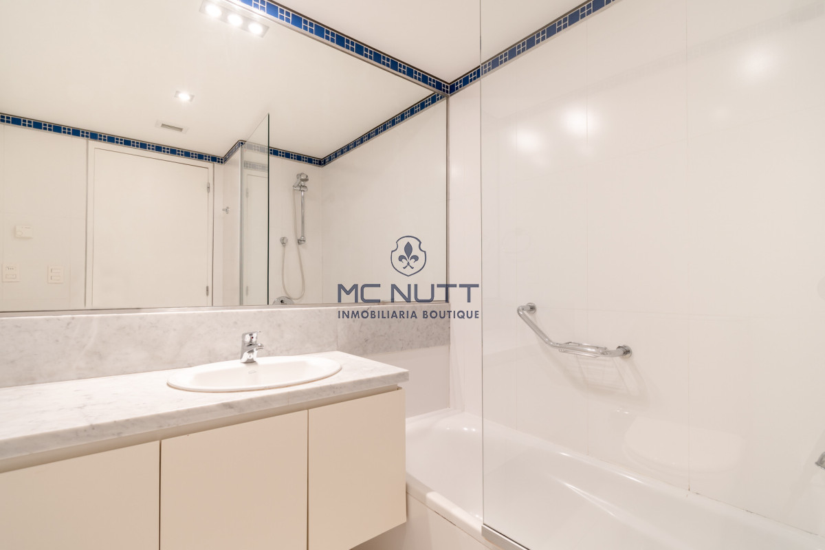 Apartamento Ref.531/ - Venta y alquiler de departamento con tres dormitorios mas dependencia de servicio en torre Le Parc playa Brava, Punta del Este