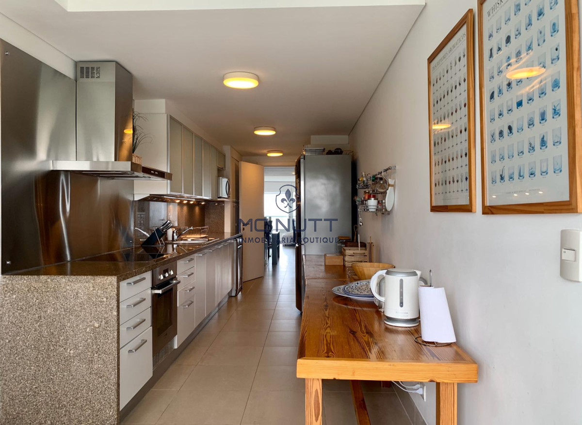 Apartamento Ref.539/ - Venta y alquiler de departamento esquinero de tres dormitorios mas dependencia de servicio, Torre LE PARC, playa Brava. Punta del Este