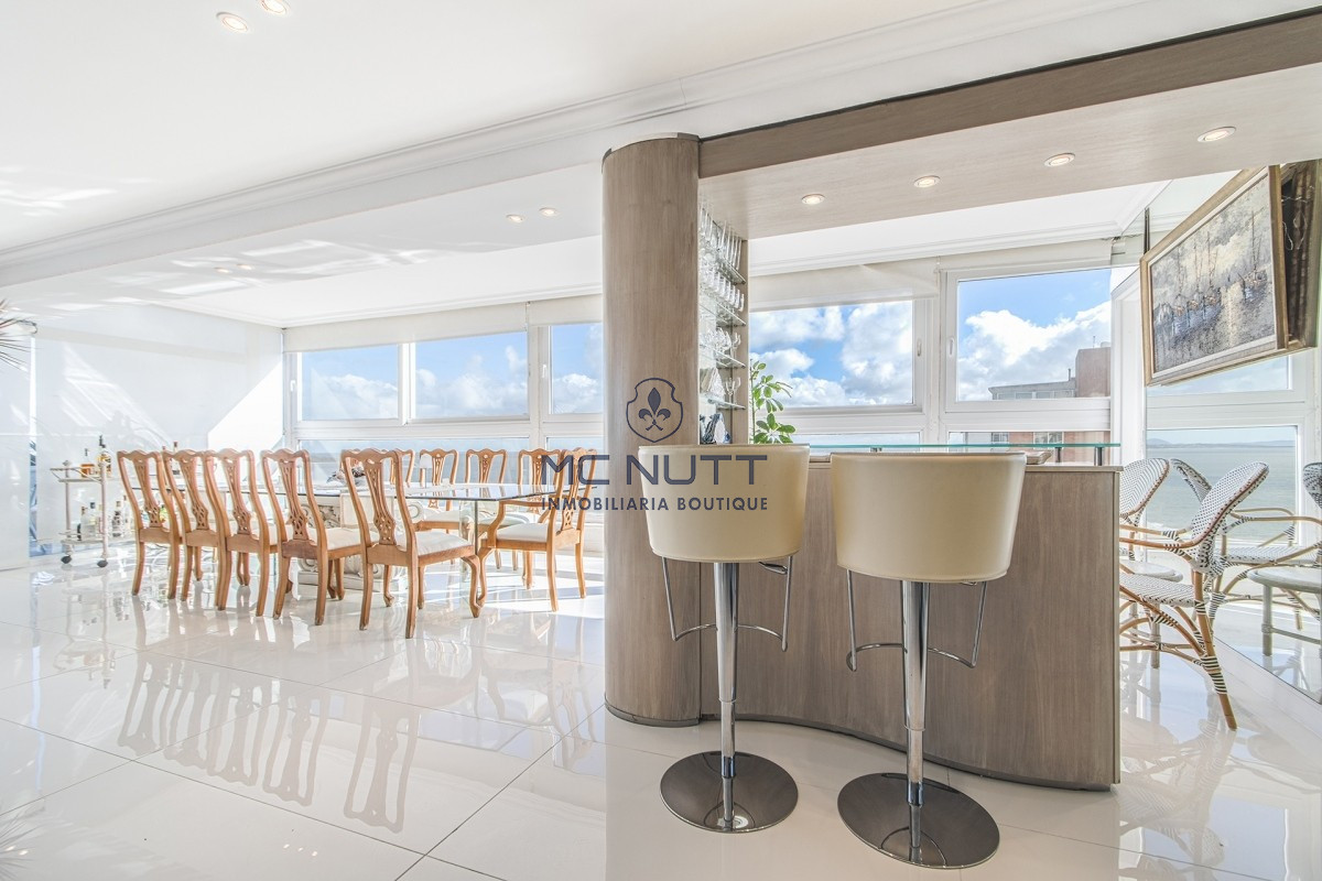 Apartamento Ref.524/ - Penthouse sobre Playa Mansa, 4 Dormitorios y Parrillero en Venta - Punta del Este