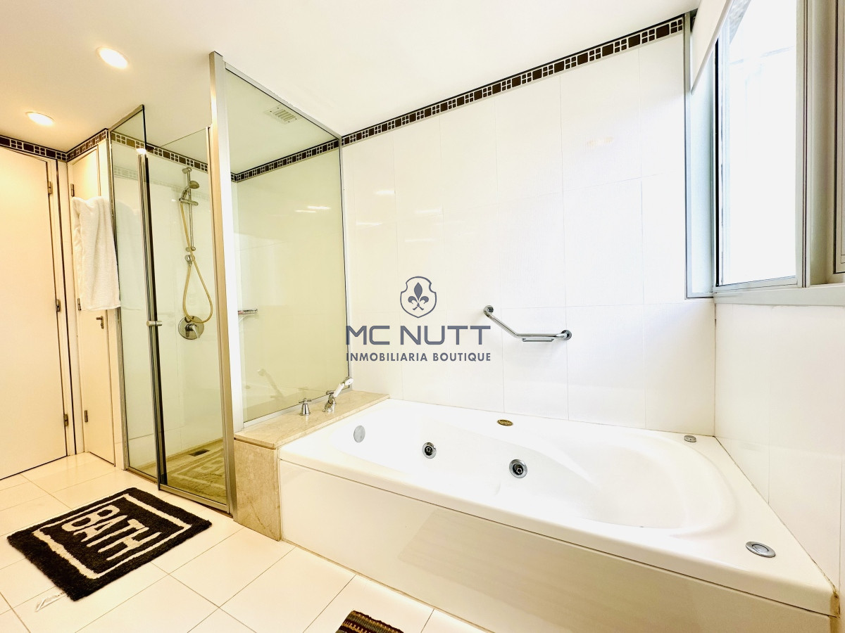 Apartamento Ref.417/ - Oportunidad en Venta y Alquiler temporal de maravilloso departamento esquinero en Torre Le Parc, Playa Brava, Punta del Este