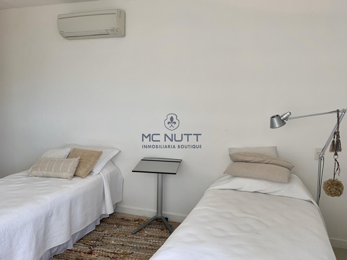 Apartamento Ref.539/ - Venta y alquiler de departamento esquinero de tres dormitorios mas dependencia de servicio, Torre LE PARC, playa Brava. Punta del Este