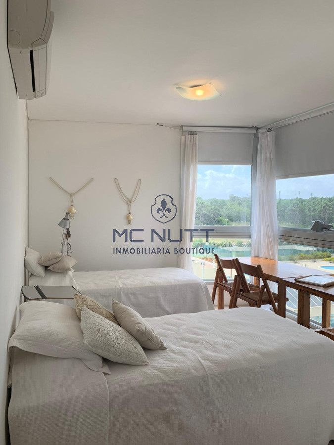 Apartamento Ref.539/ - Venta y alquiler de departamento esquinero de tres dormitorios mas dependencia de servicio, Torre LE PARC, playa Brava. Punta del Este