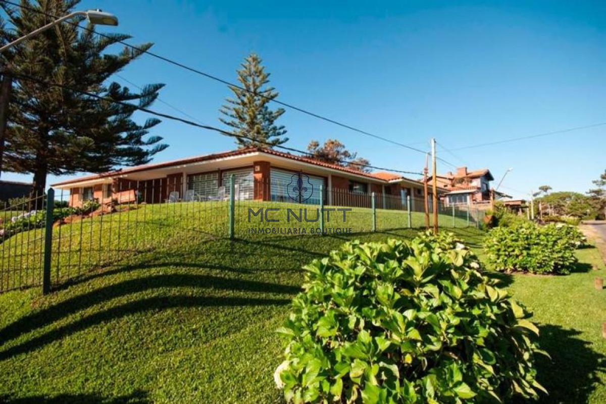 Casa ID.568/ - Excelente Casa de 4 Dormitorios y Piscina a una Cuadra del Mar 