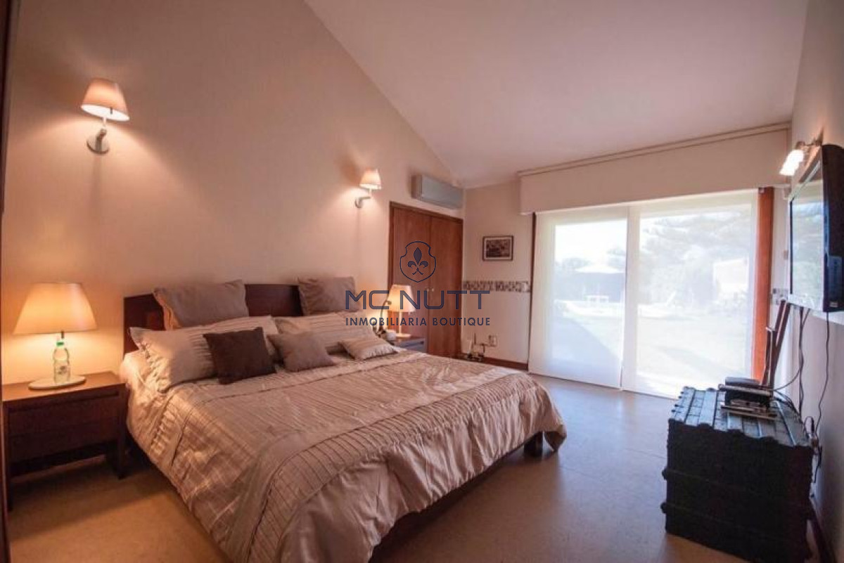 Casa ID.568/ - Excelente Casa de 4 Dormitorios y Piscina a una Cuadra del Mar 