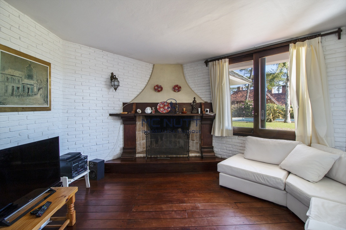 Casa ID.521/ - Venta de Casa de 4 Dormitorios y Piscina con gran parque en Playa Mansa, Punta del Este