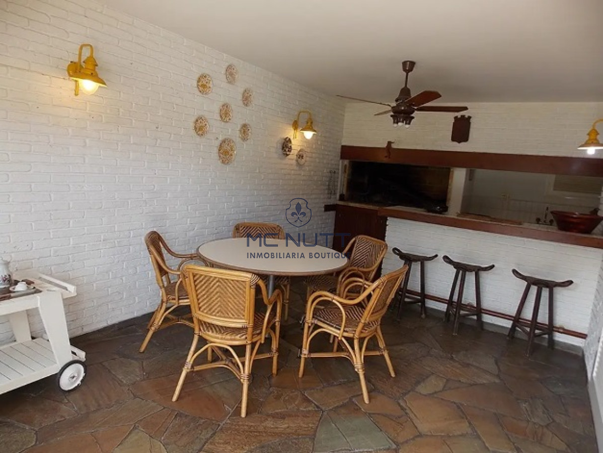 Casa ID.529/ - Excelente Casa de 4 Dormitorios con Piscina en Playa Mansa, Venta