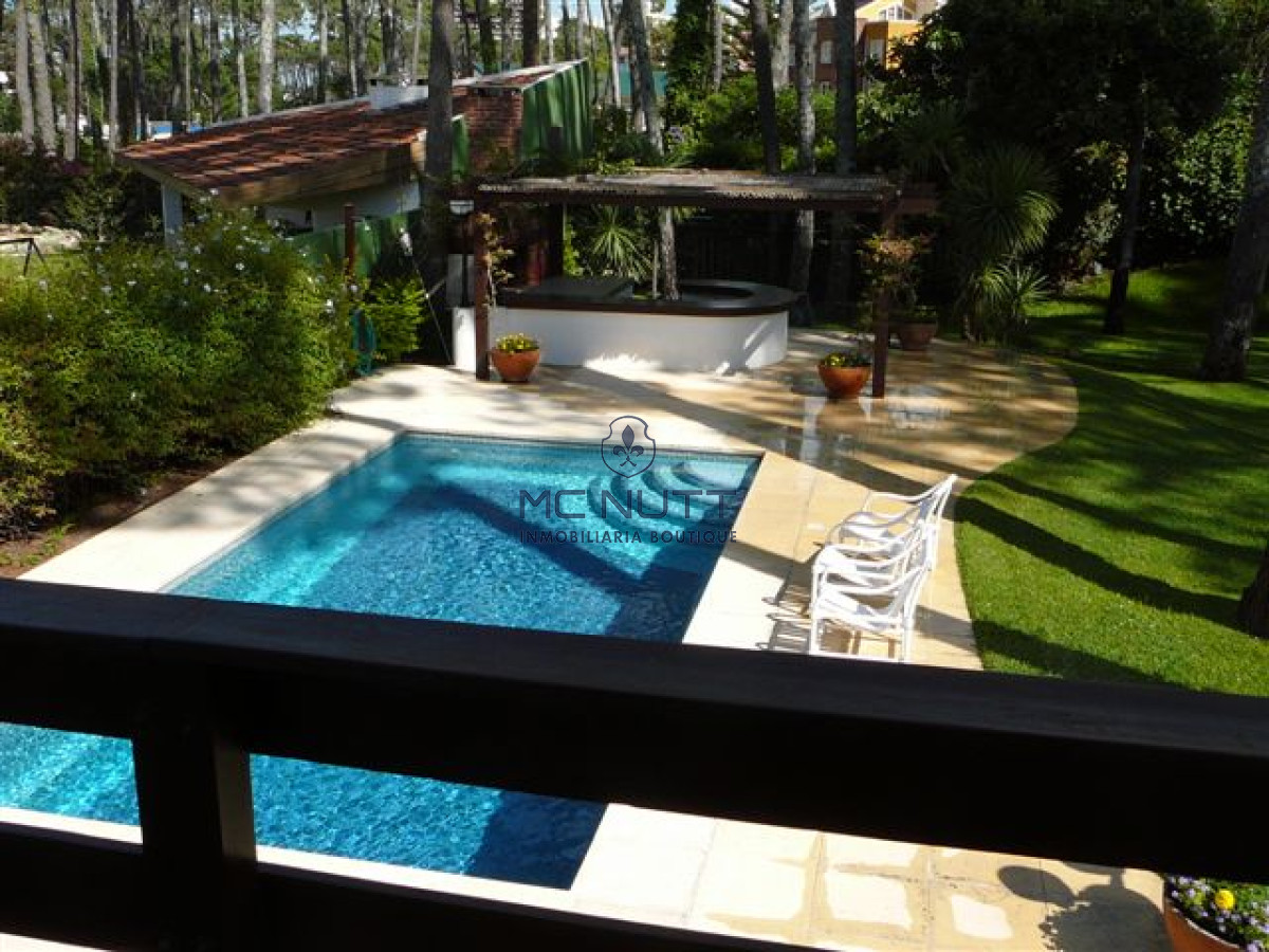 Casa ID.529/ - Excelente Casa de 4 Dormitorios con Piscina en Playa Mansa, Venta
