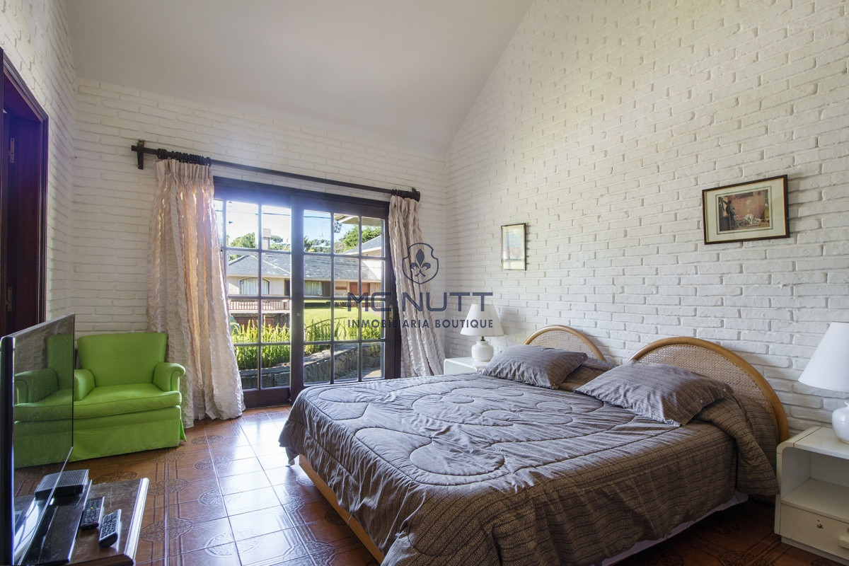 Casa ID.521/ - Venta de Casa de 4 Dormitorios y Piscina con gran parque en Playa Mansa, Punta del Este