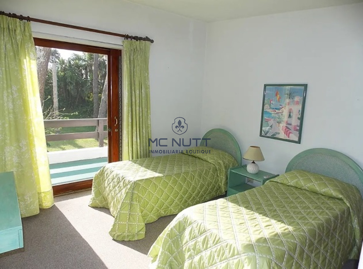Casa ID.529/ - Excelente Casa de 4 Dormitorios con Piscina en Playa Mansa, Venta