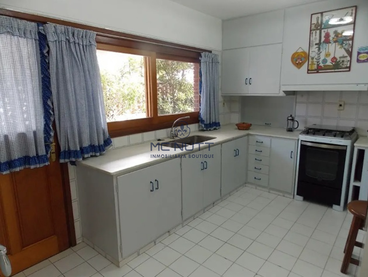 Casa ID.529/ - Excelente Casa de 4 Dormitorios con Piscina en Playa Mansa, Venta
