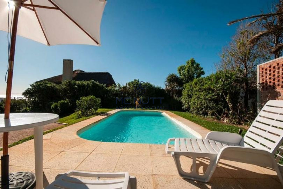 Casa ID.568/ - Excelente Casa de 4 Dormitorios y Piscina a una Cuadra del Mar 