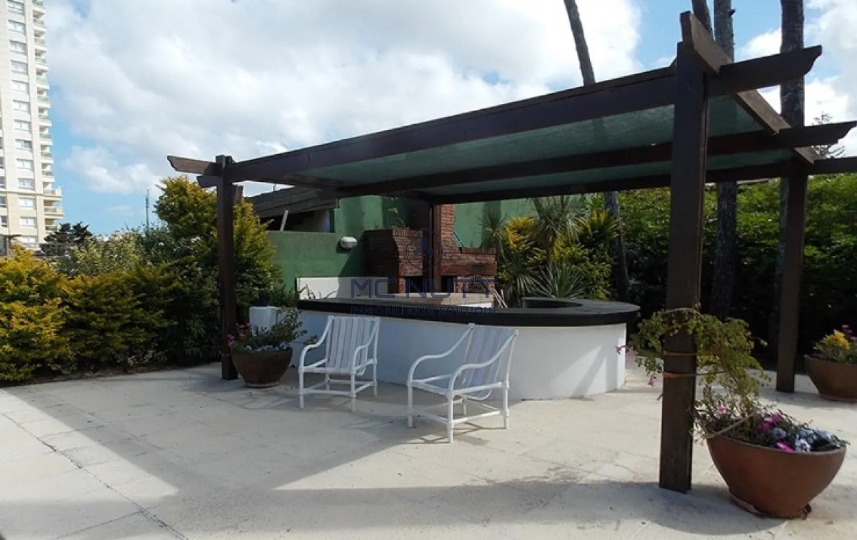 Casa ID.529/ - Excelente Casa de 4 Dormitorios con Piscina en Playa Mansa, Venta