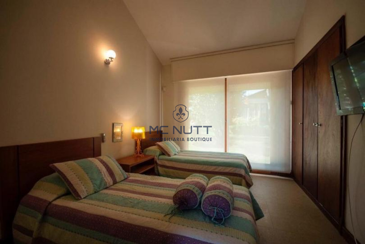Casa ID.568/ - Excelente Casa de 4 Dormitorios y Piscina a una Cuadra del Mar 