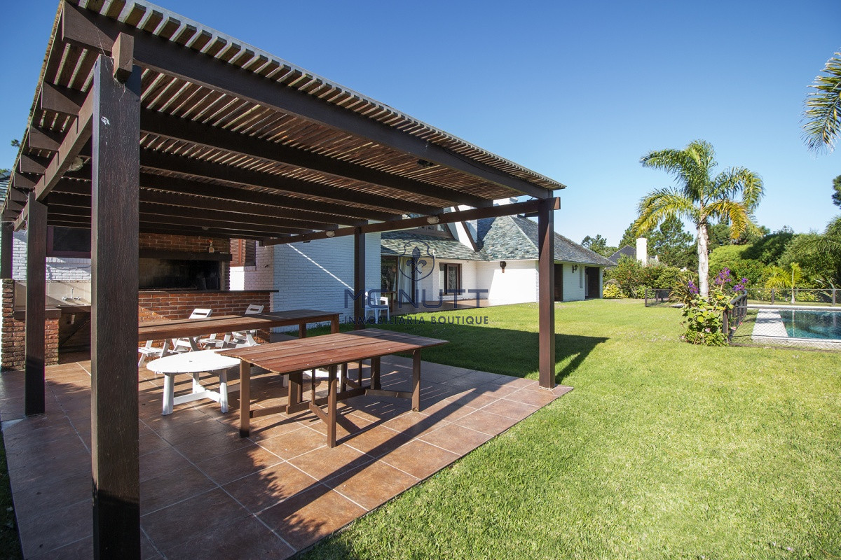 Casa ID.521/ - Venta de Casa de 4 Dormitorios y Piscina con gran parque en Playa Mansa, Punta del Este