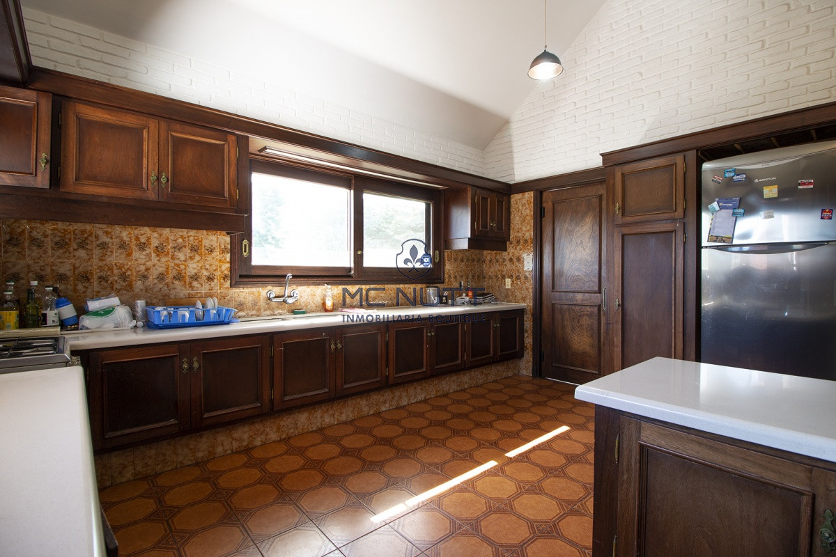 Casa ID.521/ - Venta de Casa de 4 Dormitorios y Piscina con gran parque en Playa Mansa, Punta del Este