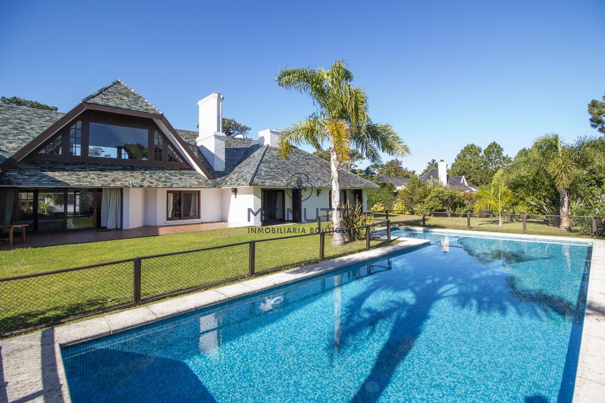 Casa ID.521/ - Venta de Casa de 4 Dormitorios y Piscina con gran parque en Playa Mansa, Punta del Este