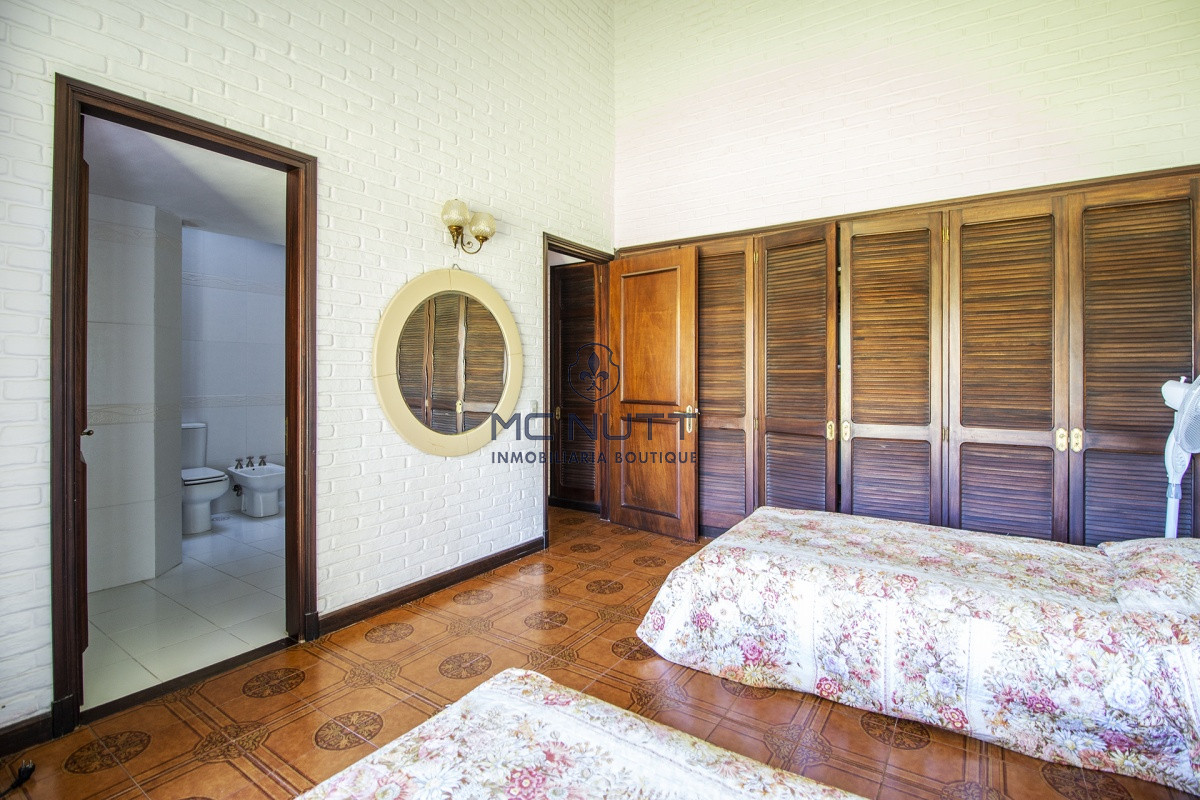 Casa ID.521/ - Venta de Casa de 4 Dormitorios y Piscina con gran parque en Playa Mansa, Punta del Este